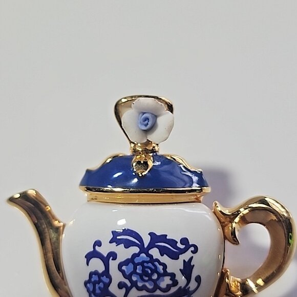 Vintage Avon Teapot Pin Gold Tone & Blue & White Ceramic 1.5" - Picture 2 of 5